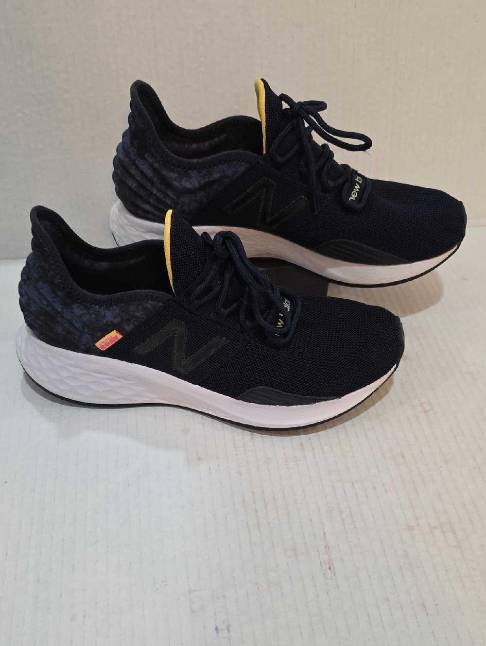 New Balance ROAV Fresh Foam Navy Blue Shoes Yellow Tongue Size 9 D Wide